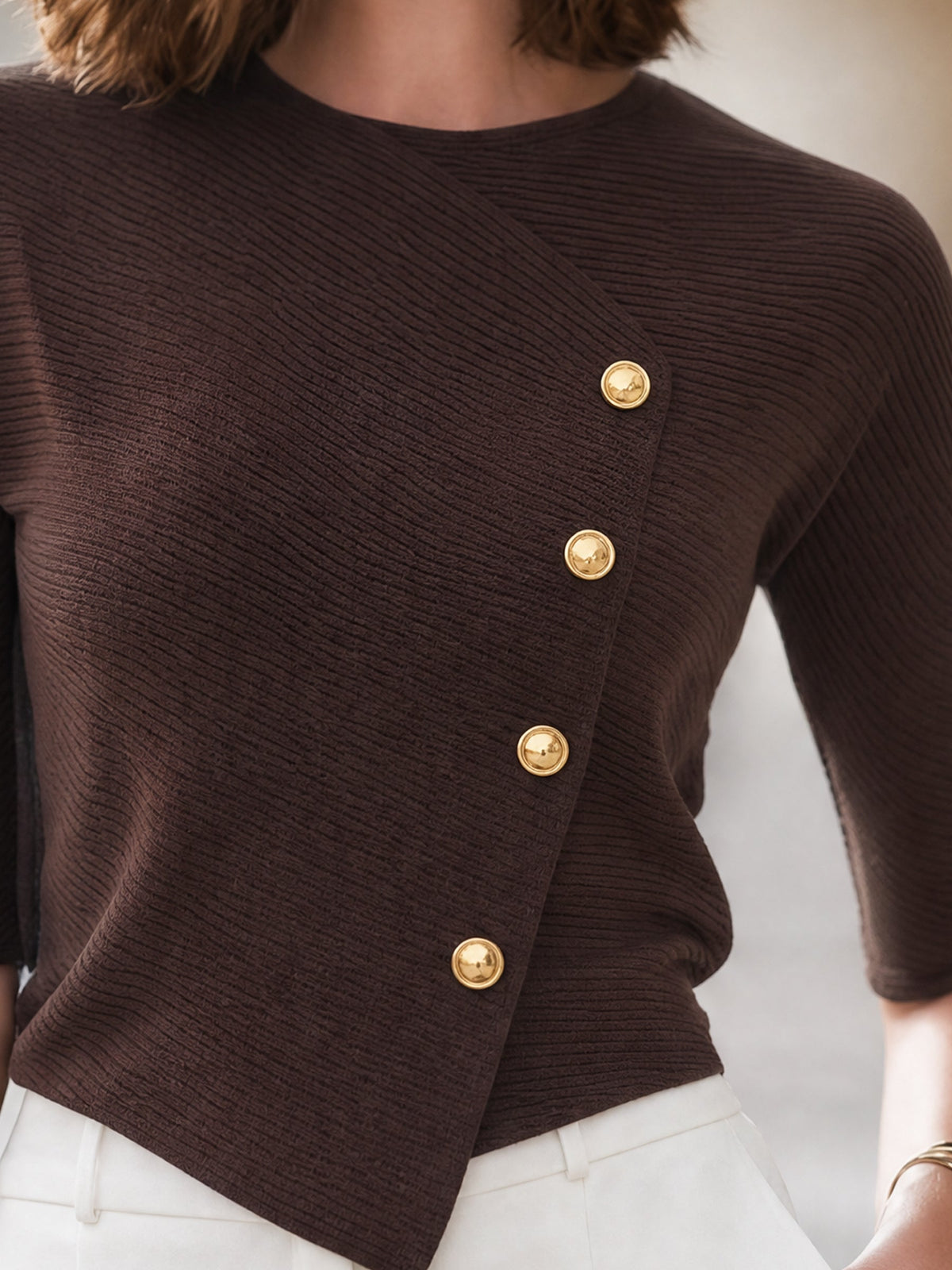 Zafren bruine trui met asymmetrische knopen en ribbelstructuur