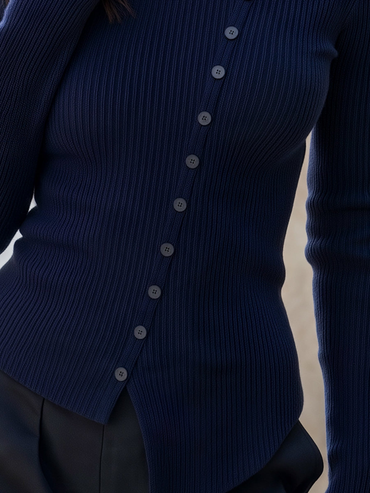 Camisola Zafren azul-marinho canelada com botões assimétricos