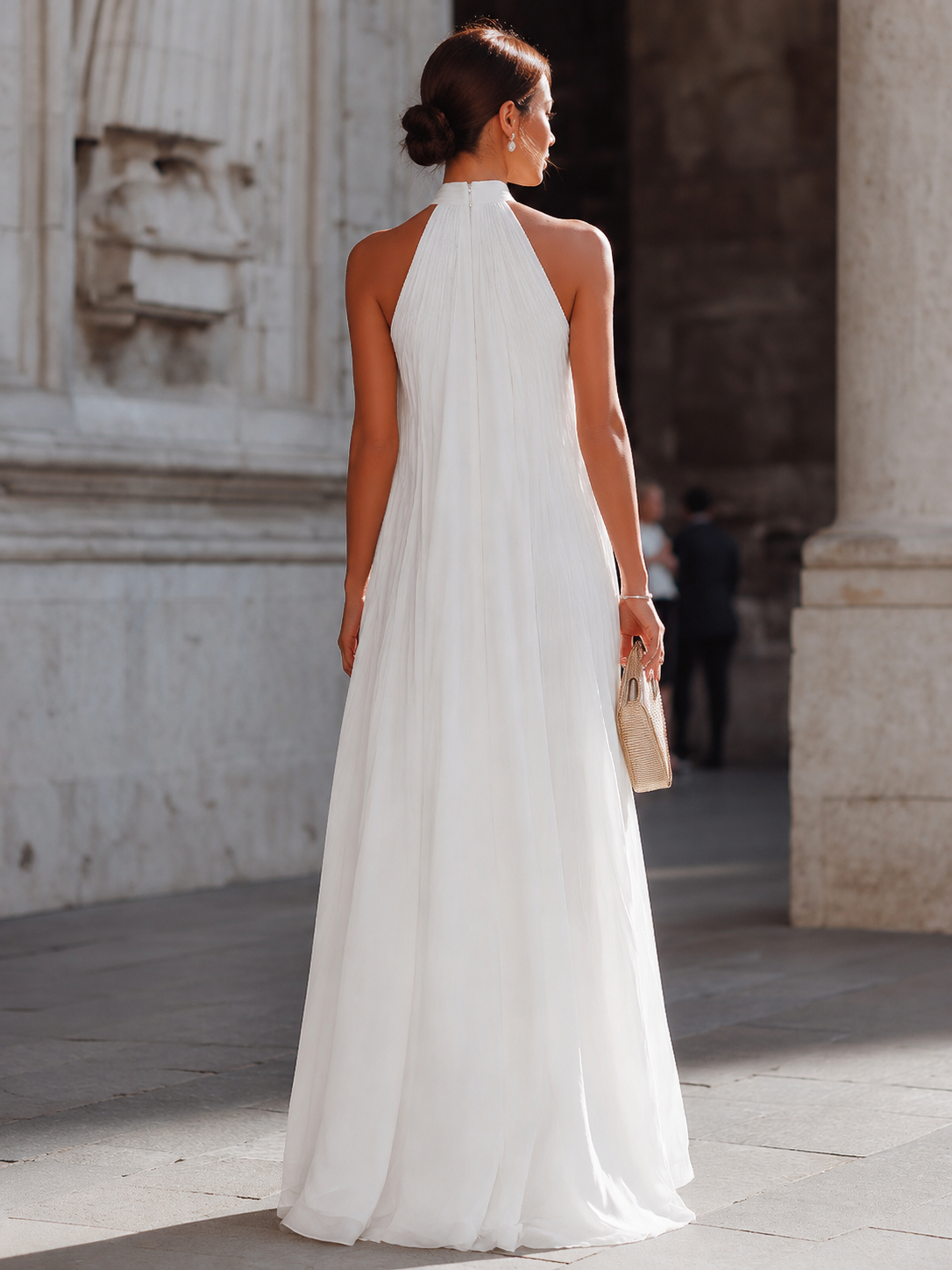 Vestido largo Zafren blanco plisado con cuello halter