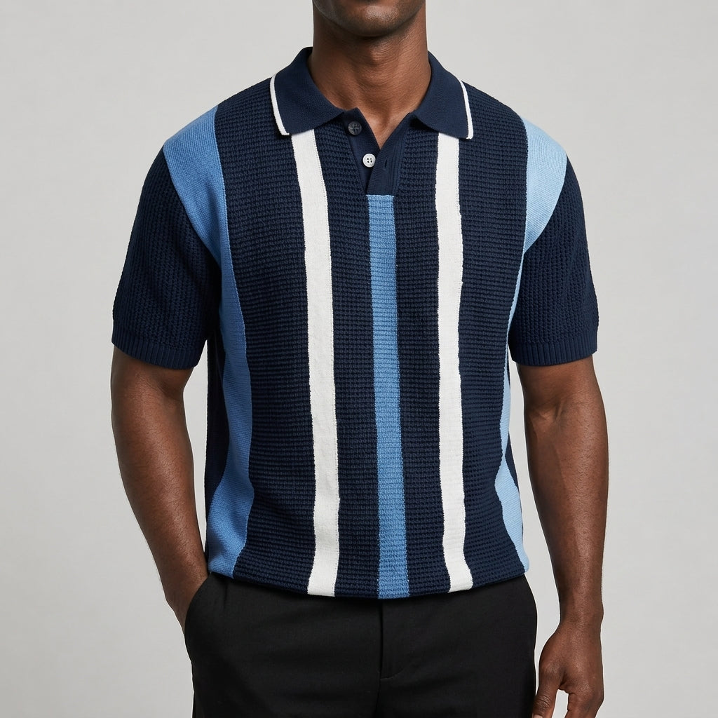 Polo com decote em V e riscas