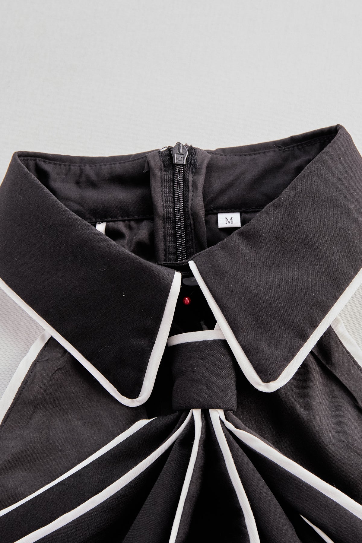 Blusa Zafren com acabamento contrastante e atilhos no pescoço