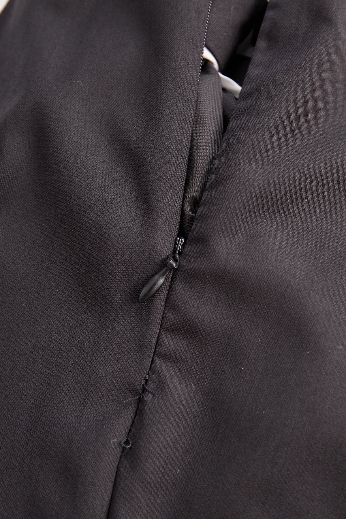 Blusa Zafren com acabamento contrastante e atilhos no pescoço