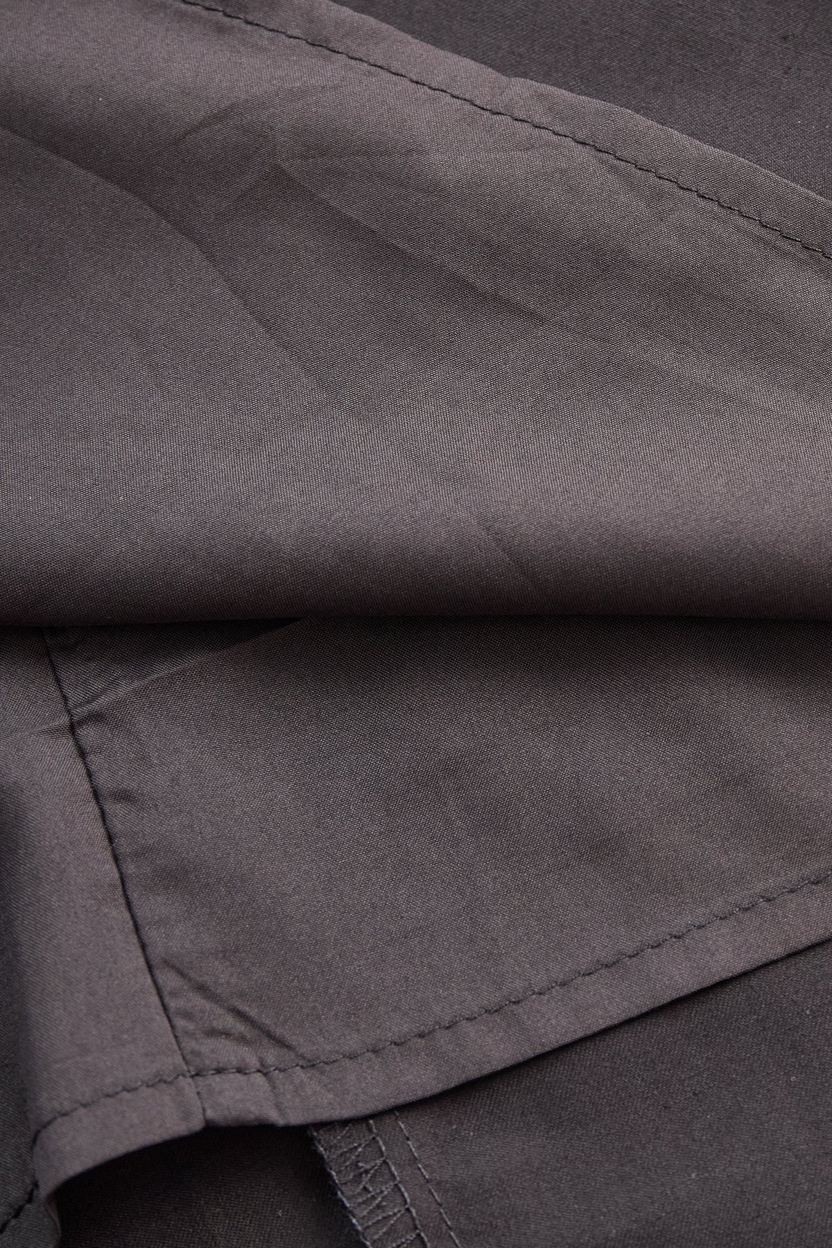 Blusa Zafren com acabamento contrastante e atilhos no pescoço