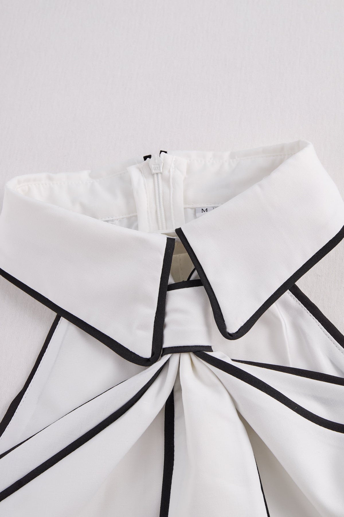 Blusa Zafren com acabamento contrastante e atilhos no pescoço