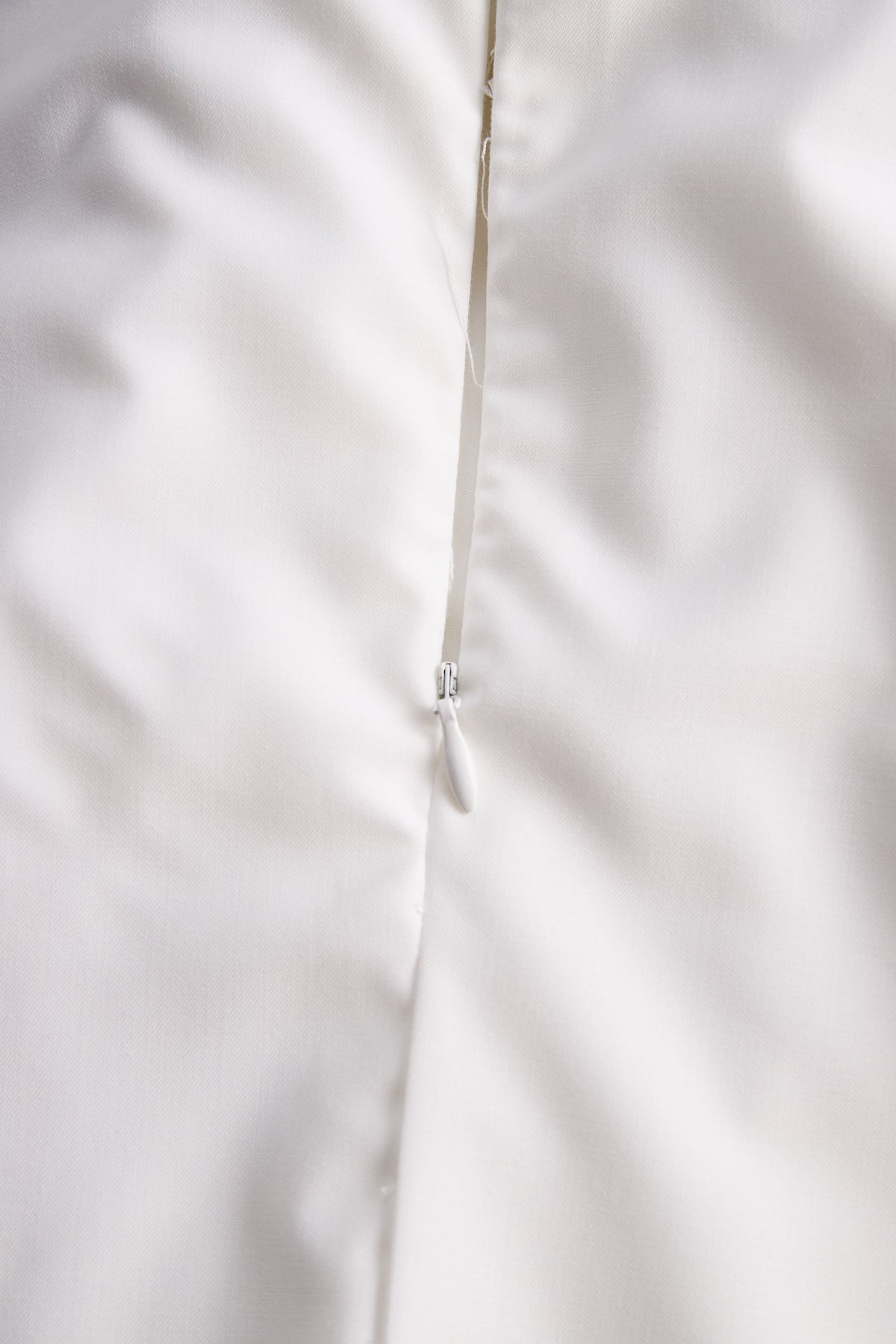 Blusa Zafren com acabamento contrastante e atilhos no pescoço