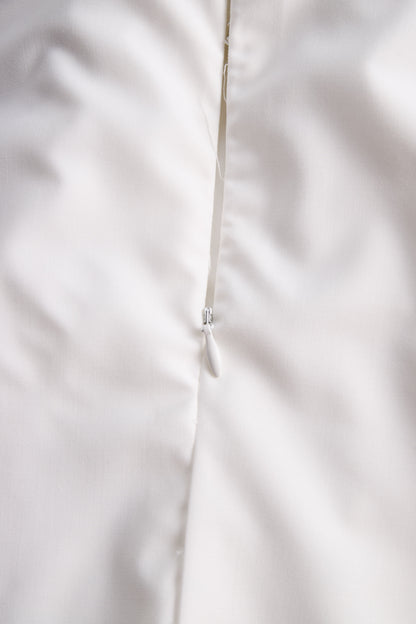 Blusa Zafren com acabamento contrastante e atilhos no pescoço