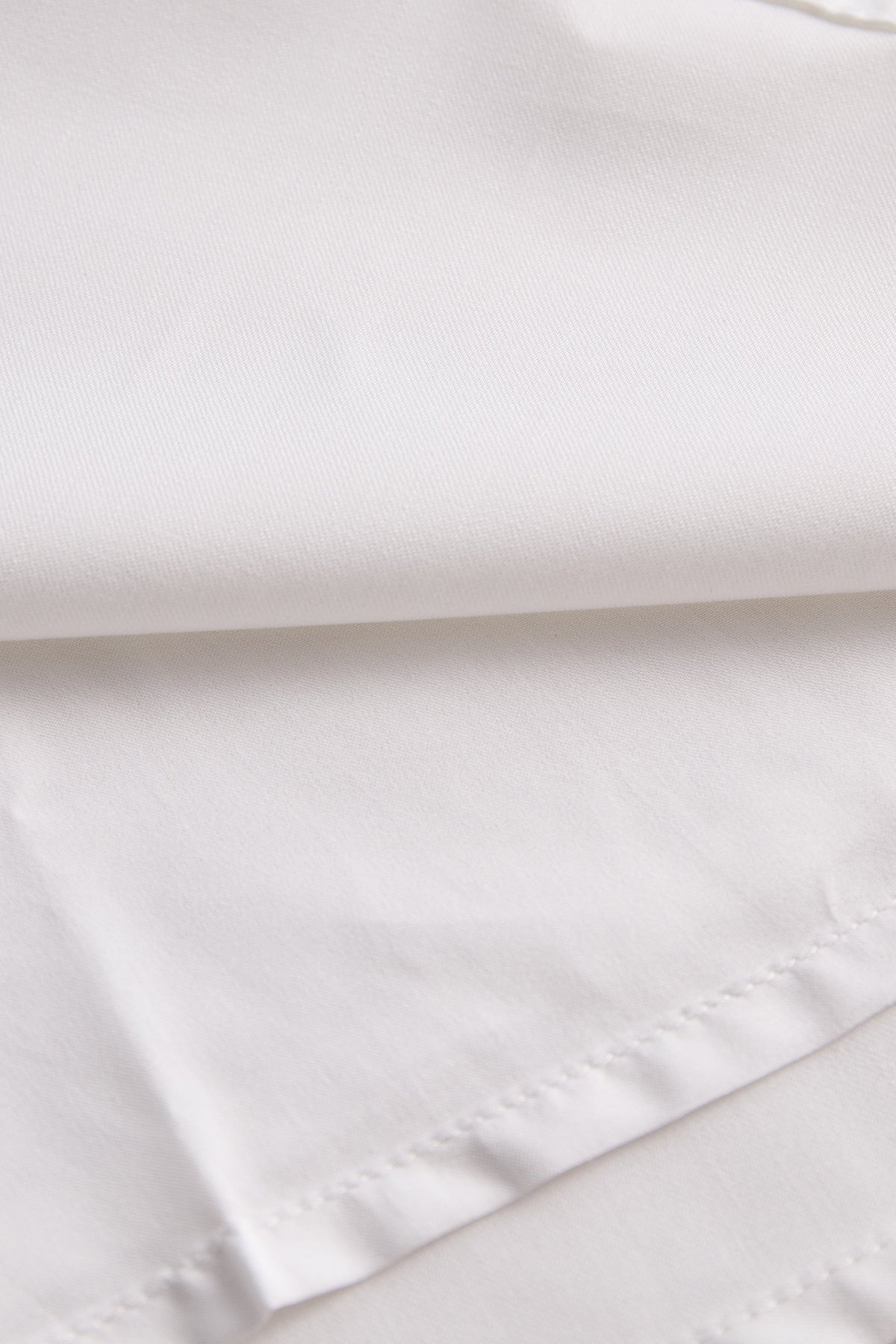 Blusa Zafren com acabamento contrastante e atilhos no pescoço