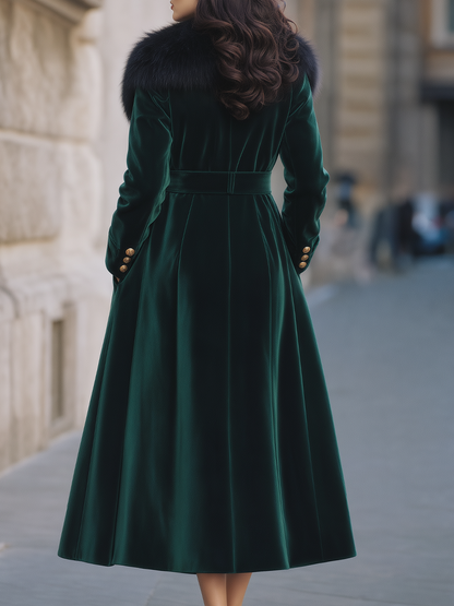 Ensemble Zafren composé d’une robe-manteau verte en velours duveteux