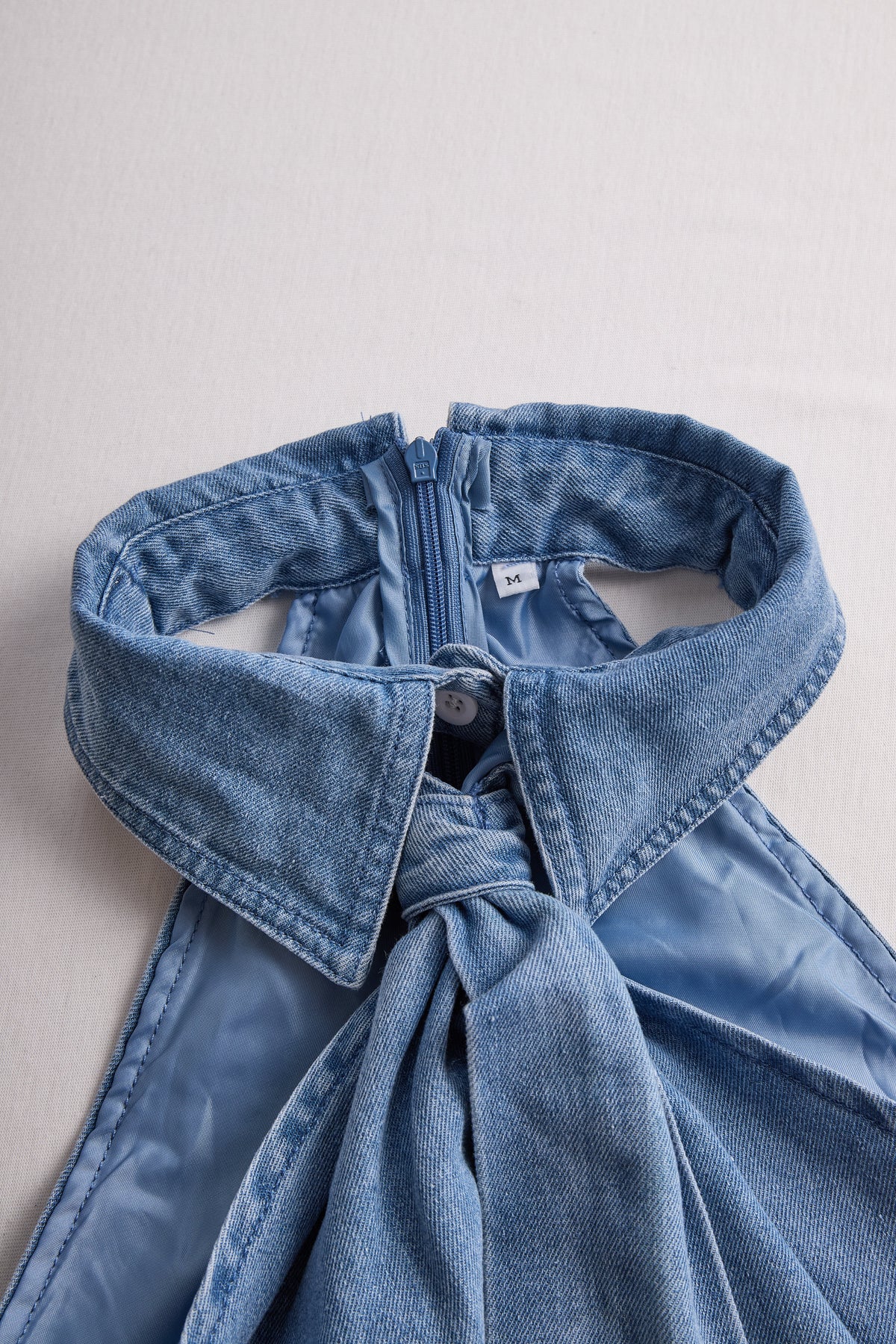 Zafren halterblouse met strikkraag