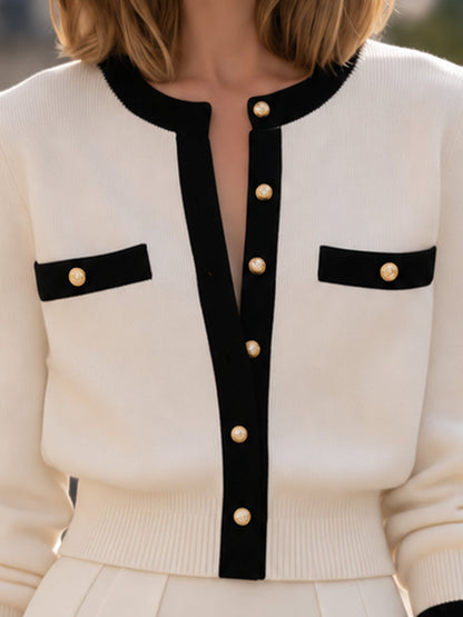 Zafren kurze Strickjacke in Elfenbein mit schwarzem Besatz