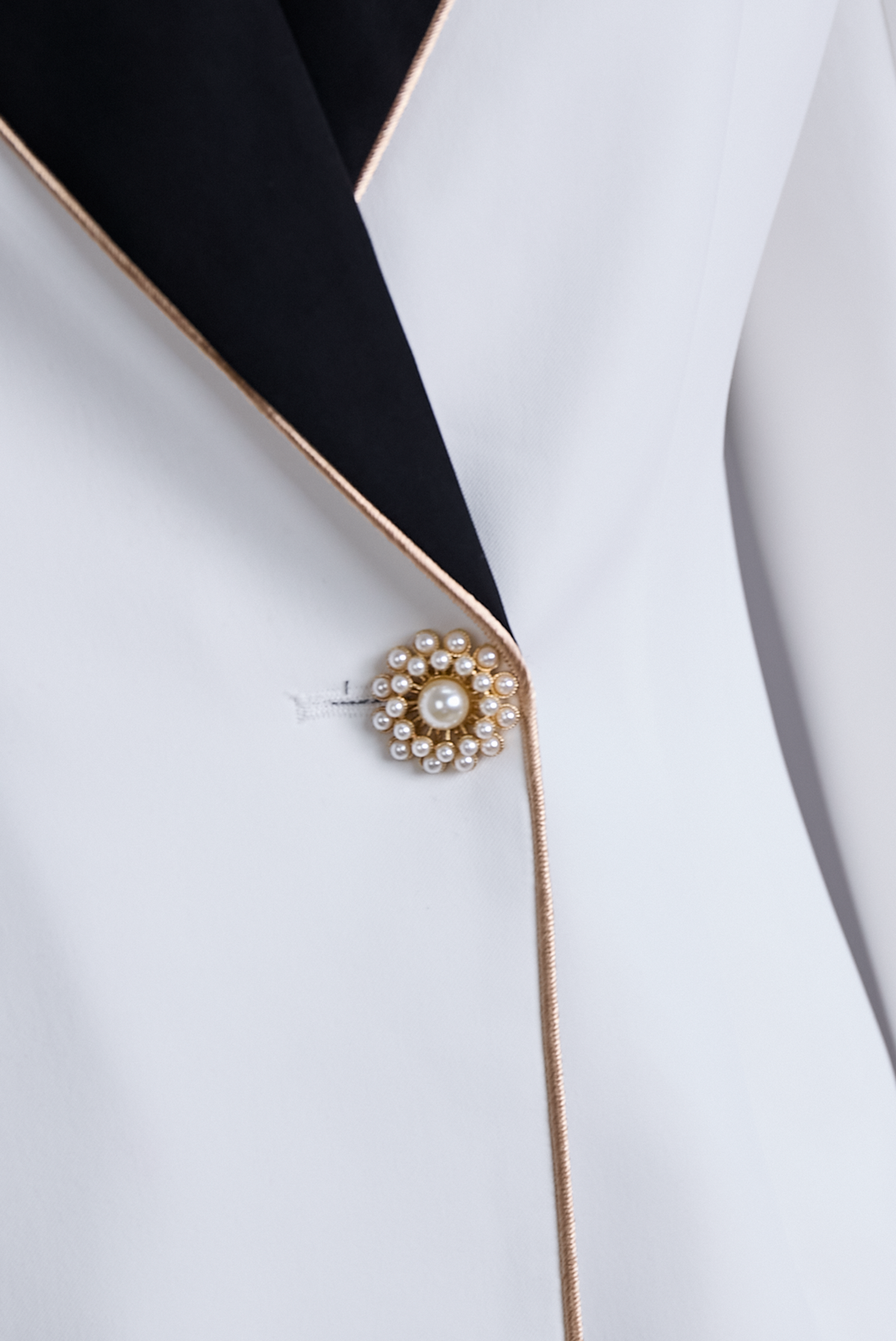 Zafren hvid asymmetrisk blazer med sort revers