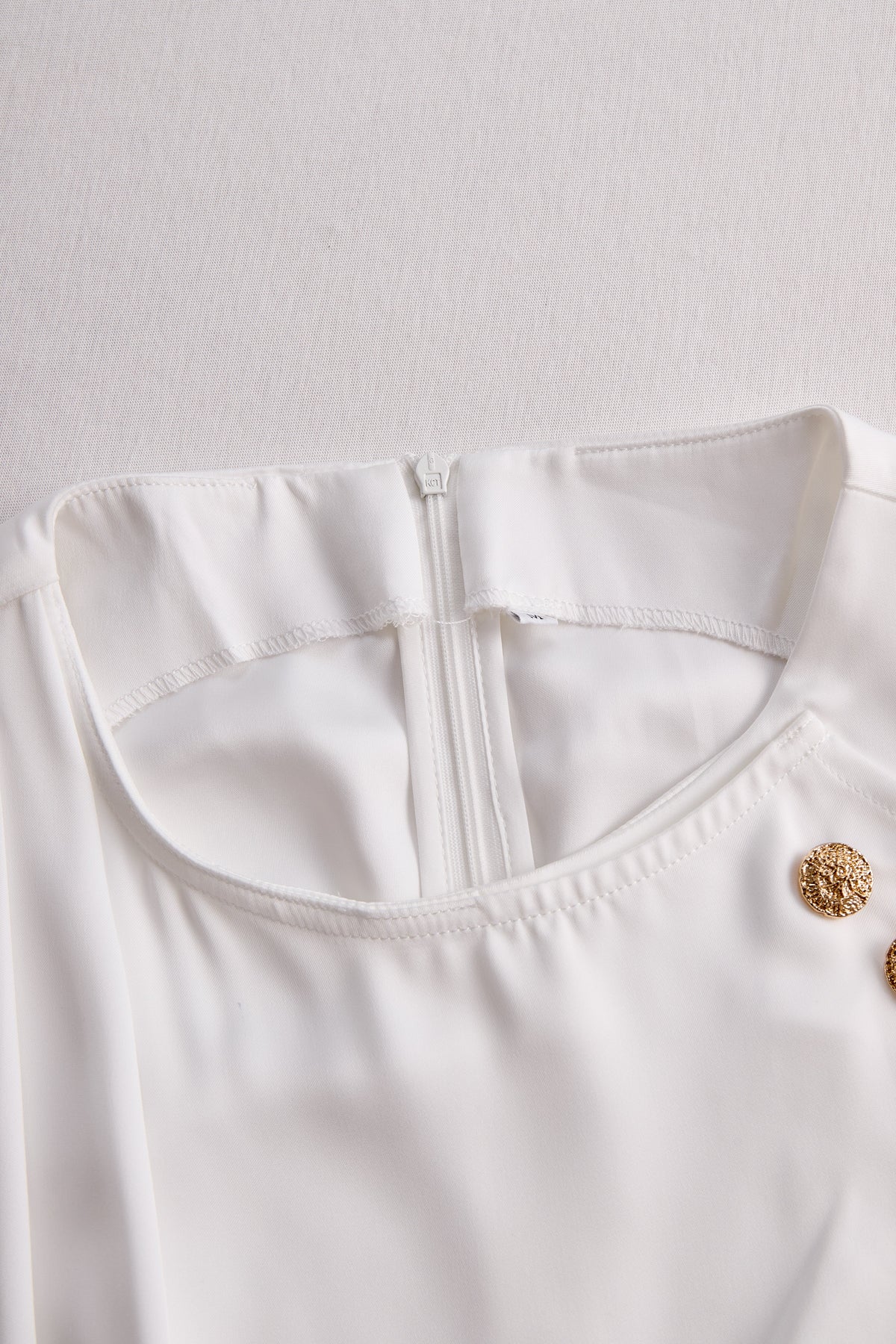 Zafren weißes asymmetrisches Drapé-Top mit Knöpfen