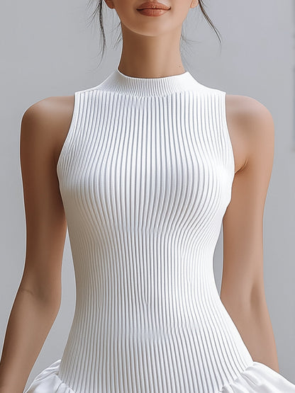 Rochie albă Zafren din tricot cu nervuri și volane în trepte
