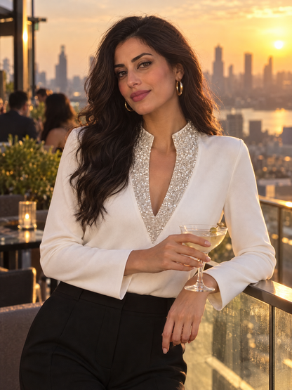 Camicia bianca Zafren con colletto di paillettes e scollo a V